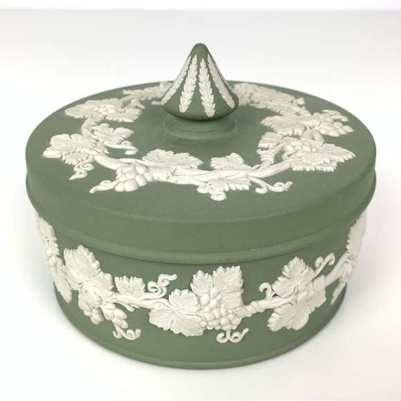 Wedgwood Other - Wedgwood Sage Green Jasperware Lidded Round Box Large 5" Spike Knob Vtg Vines